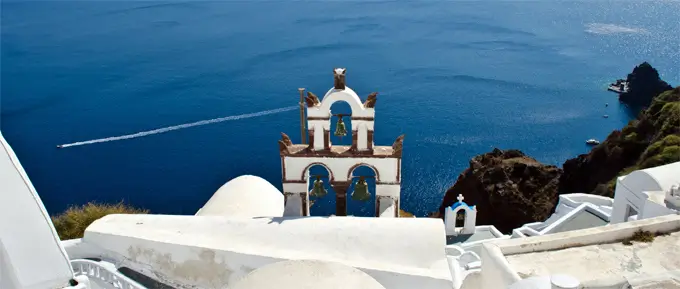 typisch griechisches Panorama mit weißen Häusern und dem Meer